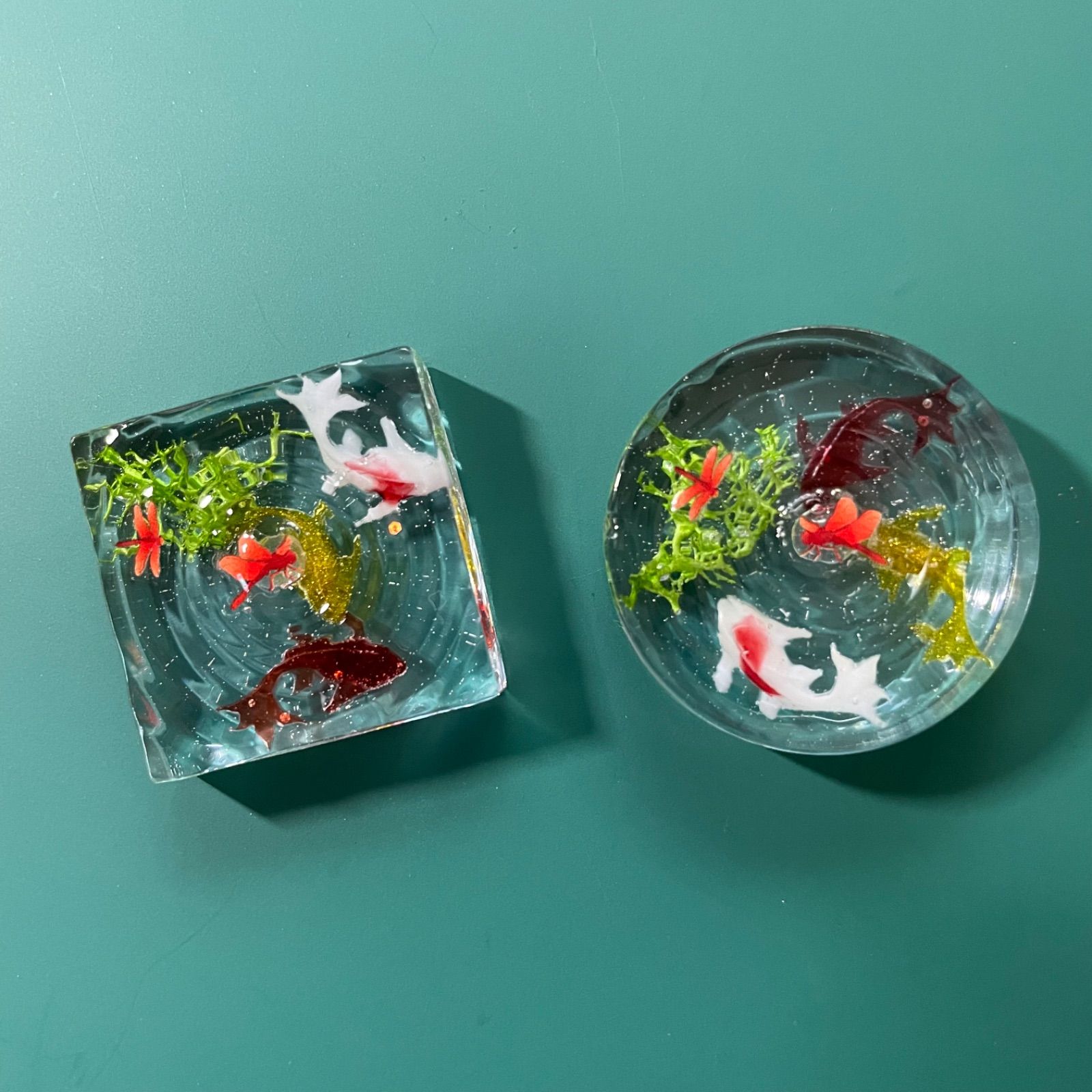 金魚が泳ぐ赤とんぼが飛ぶ水面 波紋 オブジェ 2個セット レジン