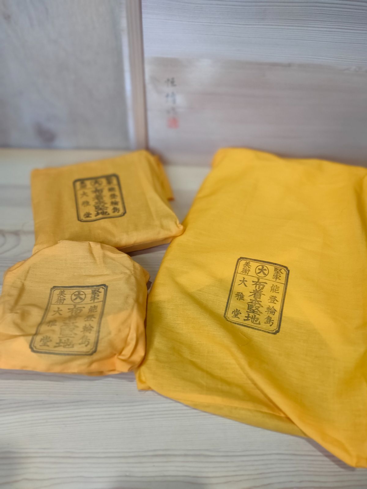 輪島塗　東恒博作　寿松沈金茶托　五客　美品　共箱　茶道　懐石膳　送料込 美品・新品？・共箱いり】輪島塗 東恒博 寿松沈金 おもてなし