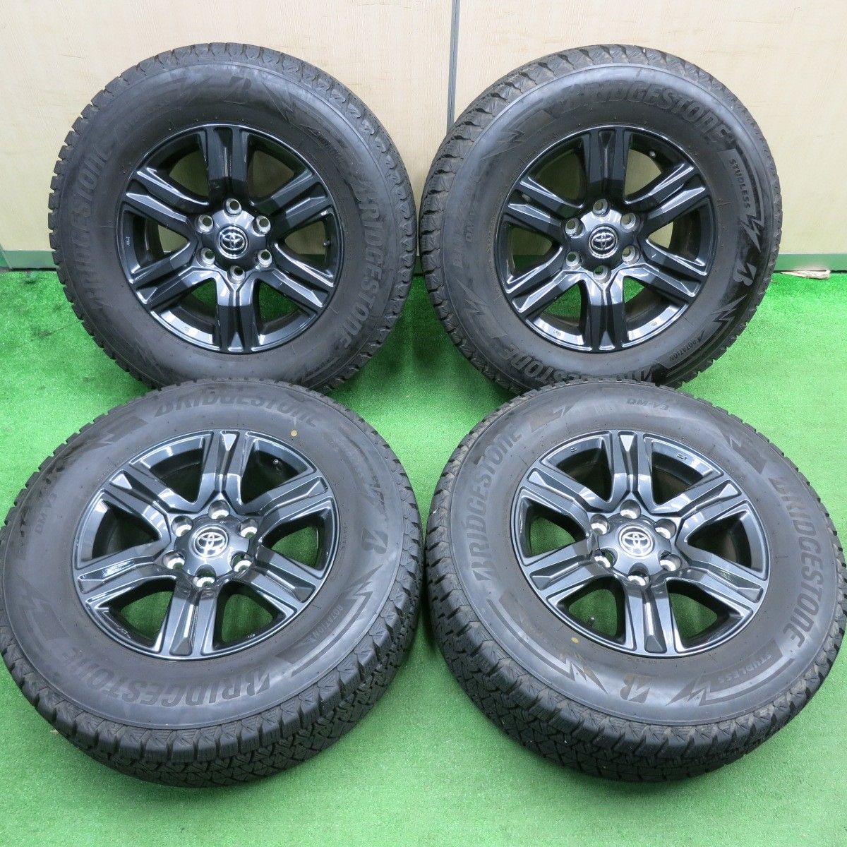 ハイラックス等のホイール付きスタッドレスタイヤ 265/65R/17