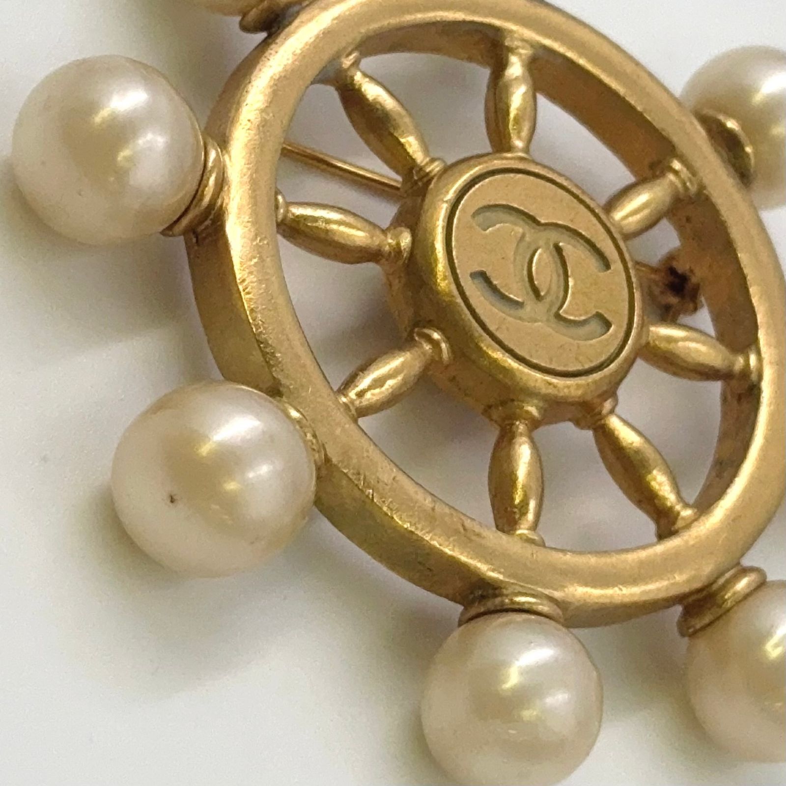 シャネル CHANEL ブローチ ゴールド ココマーク 船舵 CHANEL ココマーク 船舵 94P GP×フェイクパール ゴールド