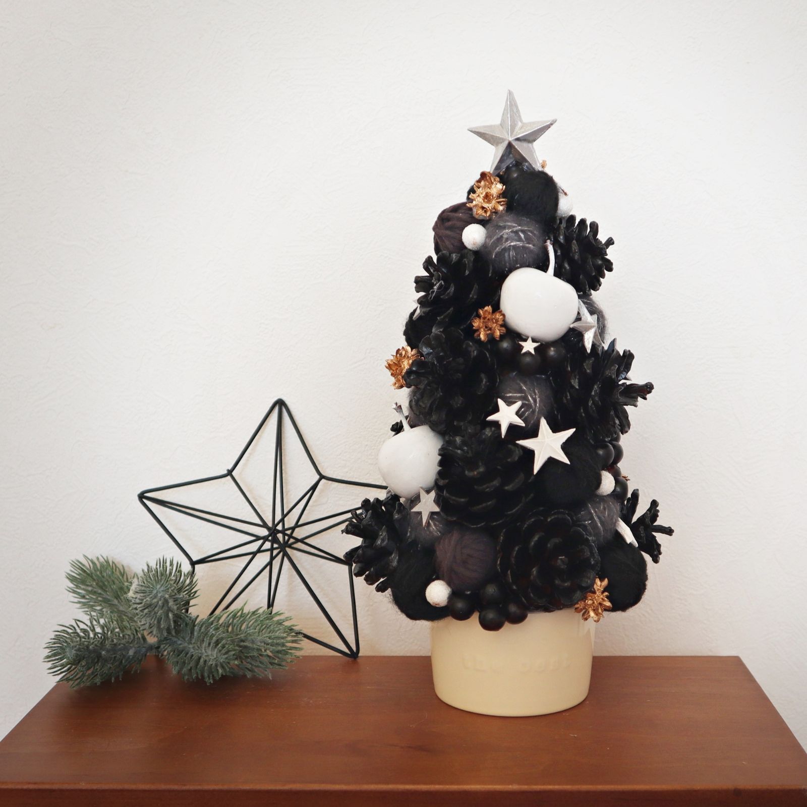 メルカリshops ハンドメイド りんごと松ぼっくりのモノトーンクリスマスツリー ブラック