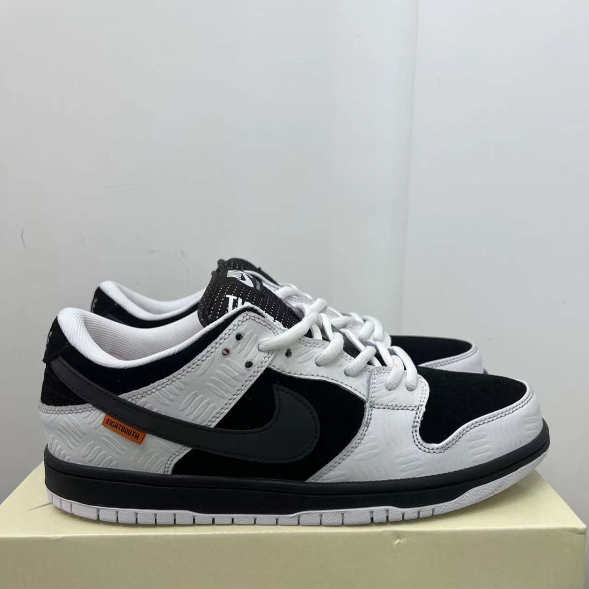 新品未使用 ナイキ TIGHTBOOTH x Nike Dunk SB Pro Black and white スニーカー