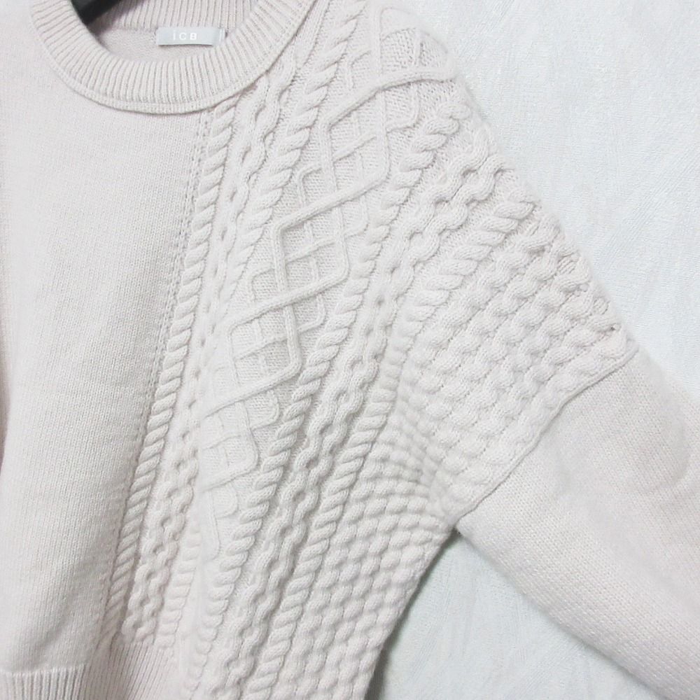 美品 21AW iCB アイシービー Soft Wool Cashmere Mix ケーブルニット アシメ クルーネック プルオーバー セーター S ピンクベージュ レディース 古着 中古 ICB - 美品 21AW iCB アイシービー Soft Wool Cashmere Mix
