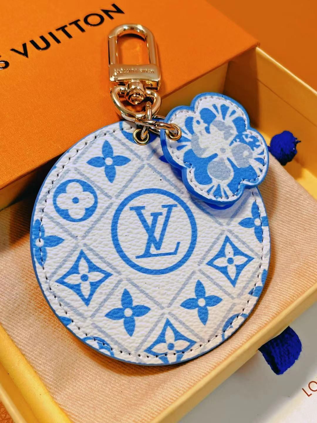 新作 LOUIS VUITTON ルイヴィトン キーホルダー･イリュストレ リゾート 青