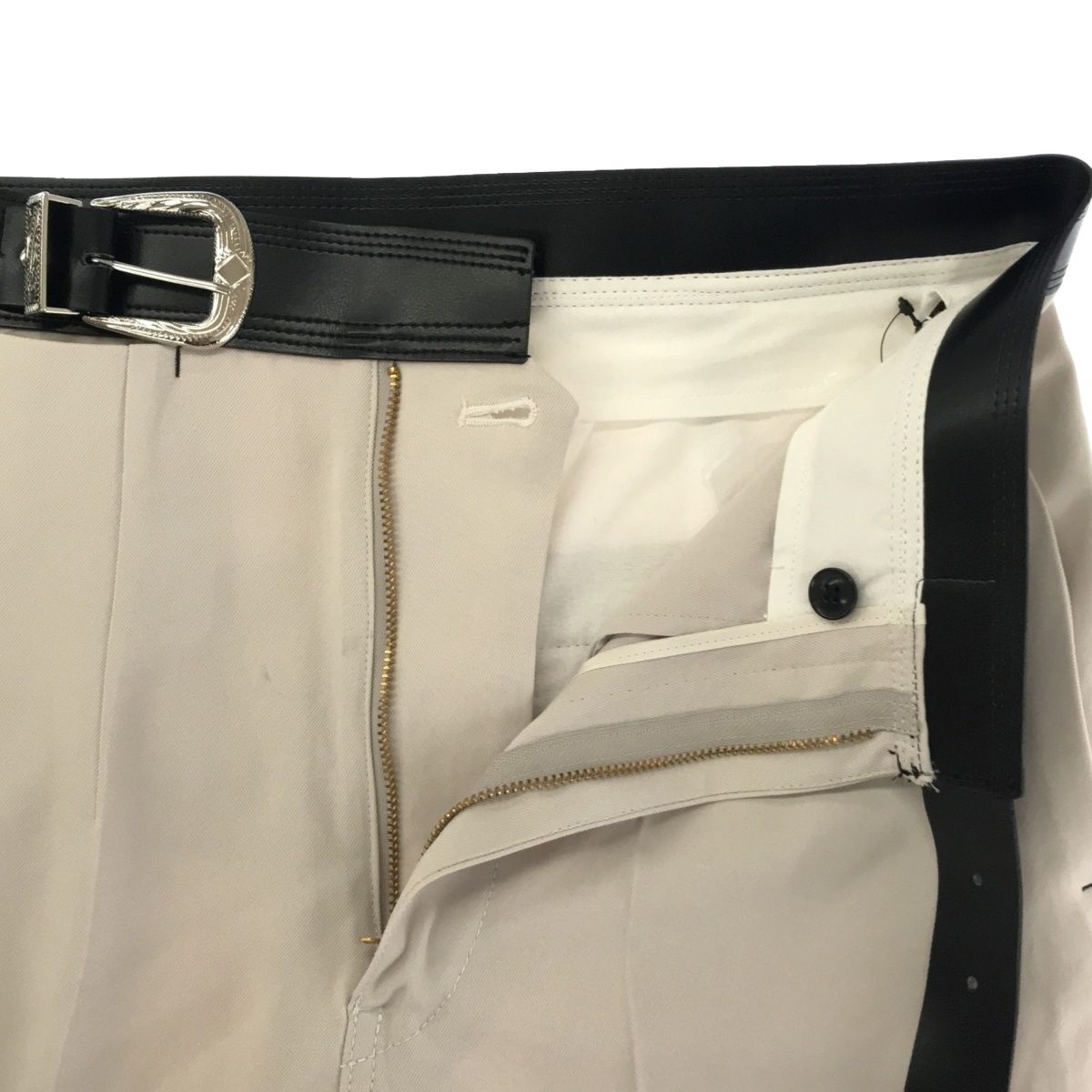 ライトベージュ