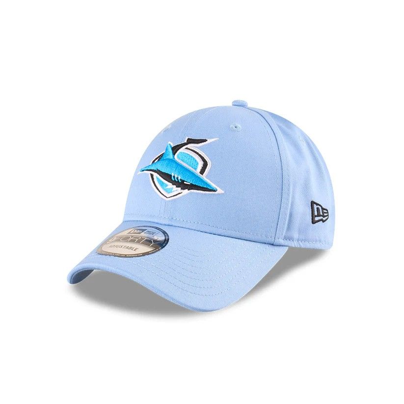 送料無料 匿名配送 ニューエラ クロヌラ サザランド シャークス 9Forty TC Badged Cap 帽子 水色 公式モデル 日本未発売