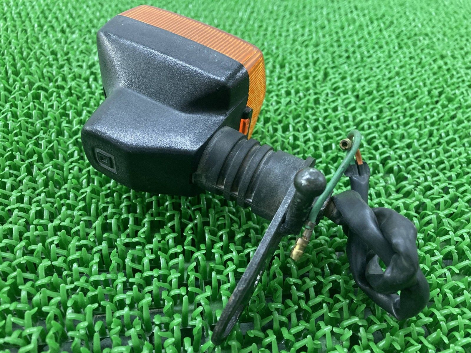 ナイトホーク250 リアウインカー 左 1400 ホンダ 純正 中古 バイク 部品 MC26 NIGHTHAWK250 ステー 荷掛けフック 割れ欠け無し 85