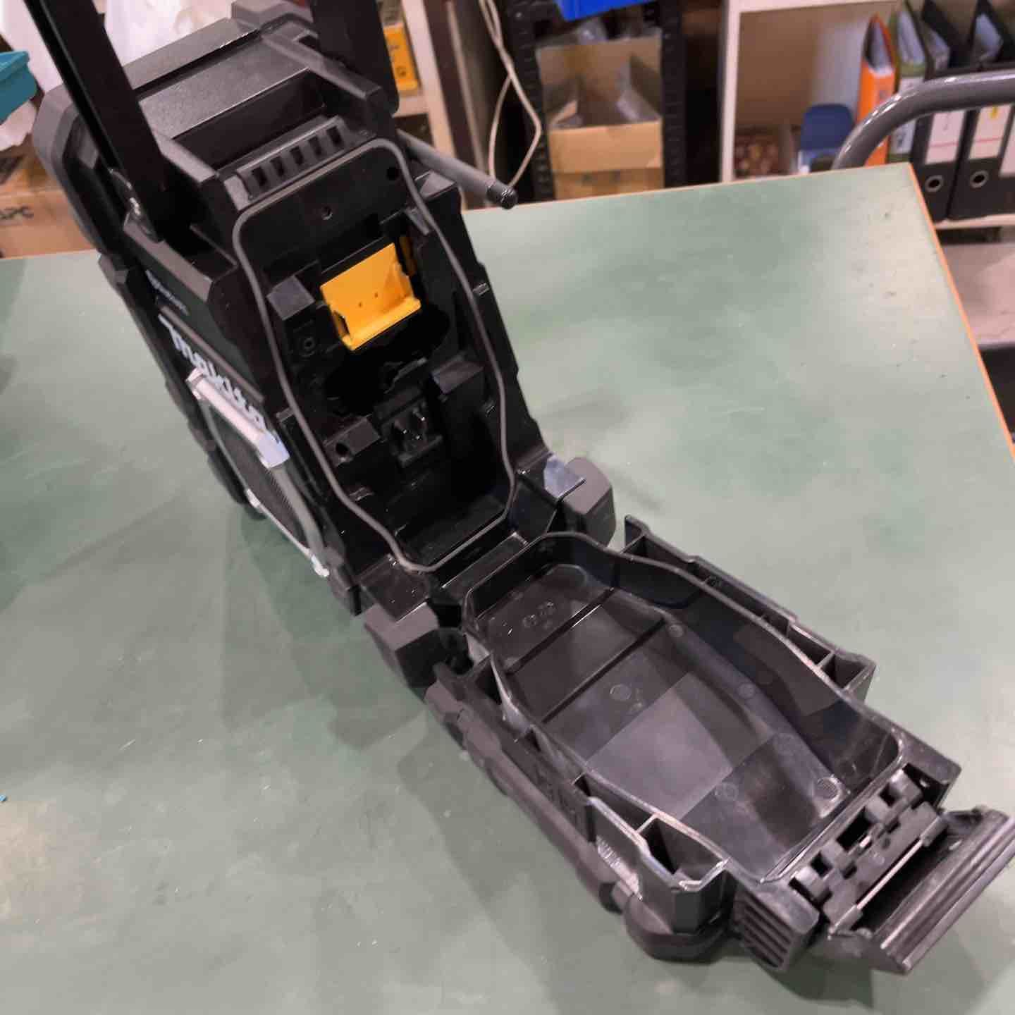 makita コードレスラジオ