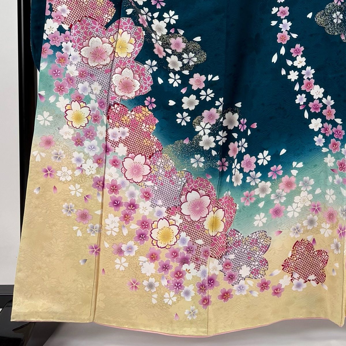 美品 蝶々と花模様 桜 菊 青緑色 金通し 金彩 袷 正絹 振袖・襦袢セット 振袖 身丈167.5cm 裄丈65cm M 袷 桜 蝶 金彩 金糸 赤 正絹 秀品