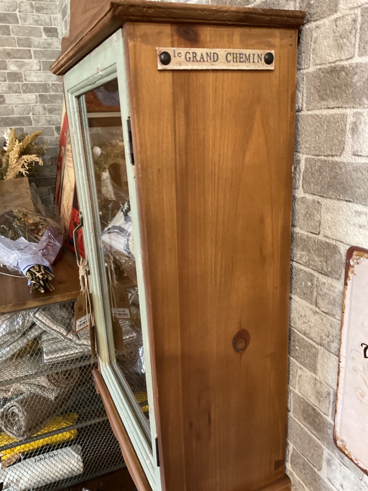 アンティーク風の木製壁掛けガラスキャビネット ウォールシェルフ 2段