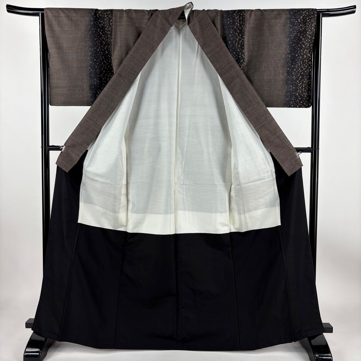 紬身丈160裄丈64cm M 薄物夏紬縞絣薄茶色 正絹 秀品【中古】 大島紬 身丈167.5cm 裄丈66.5cm M 袷 証紙あり 幾何学 段縞 赤紫