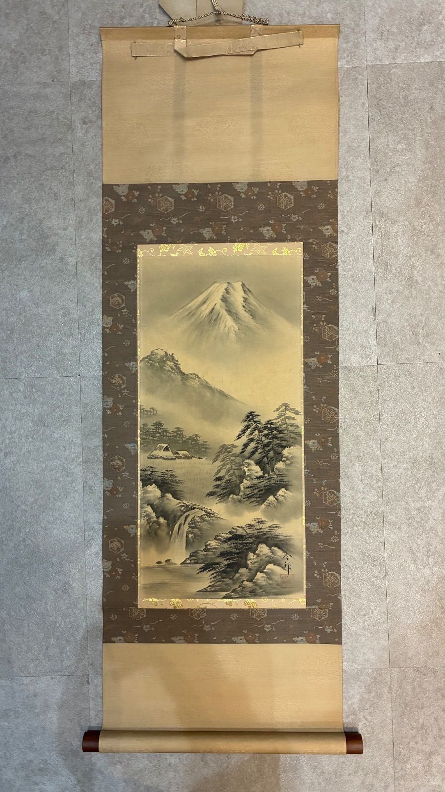 水墨山水 和風山水アート 落款あり 墨絵掛軸 伝統工芸 インテリアオブジェ 日本文化コレクション 書画飾り 木 き