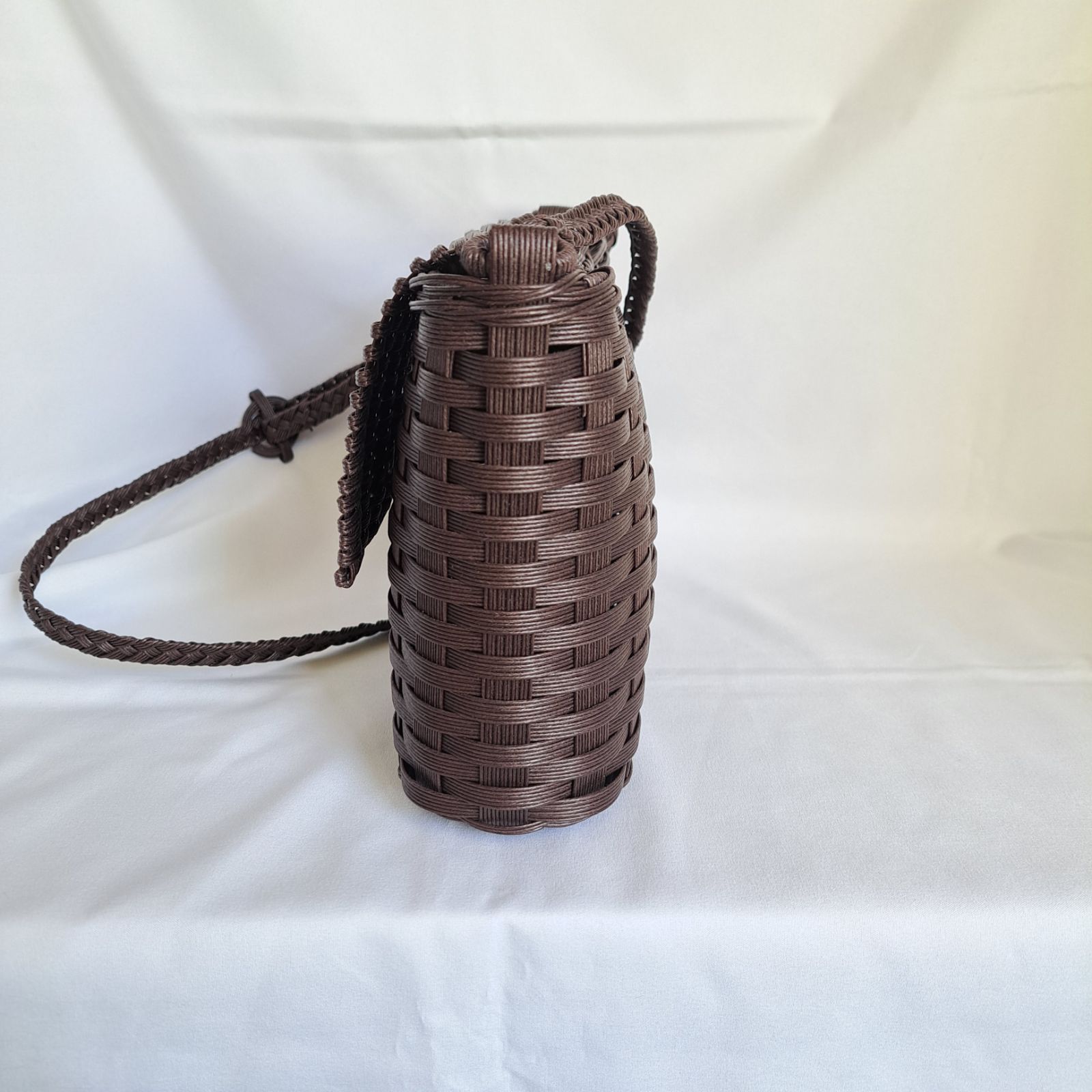 長さ調節可能 クラフトバンド 蓋付きショルダーバッグ くろみつ