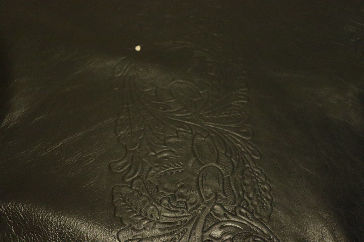 ブラック 274ds クロム革 牛革 イタリア レザー フローラ型押し はぎれ 一枚革 レザークラフト 革 皮 本革 diy 生地 材料