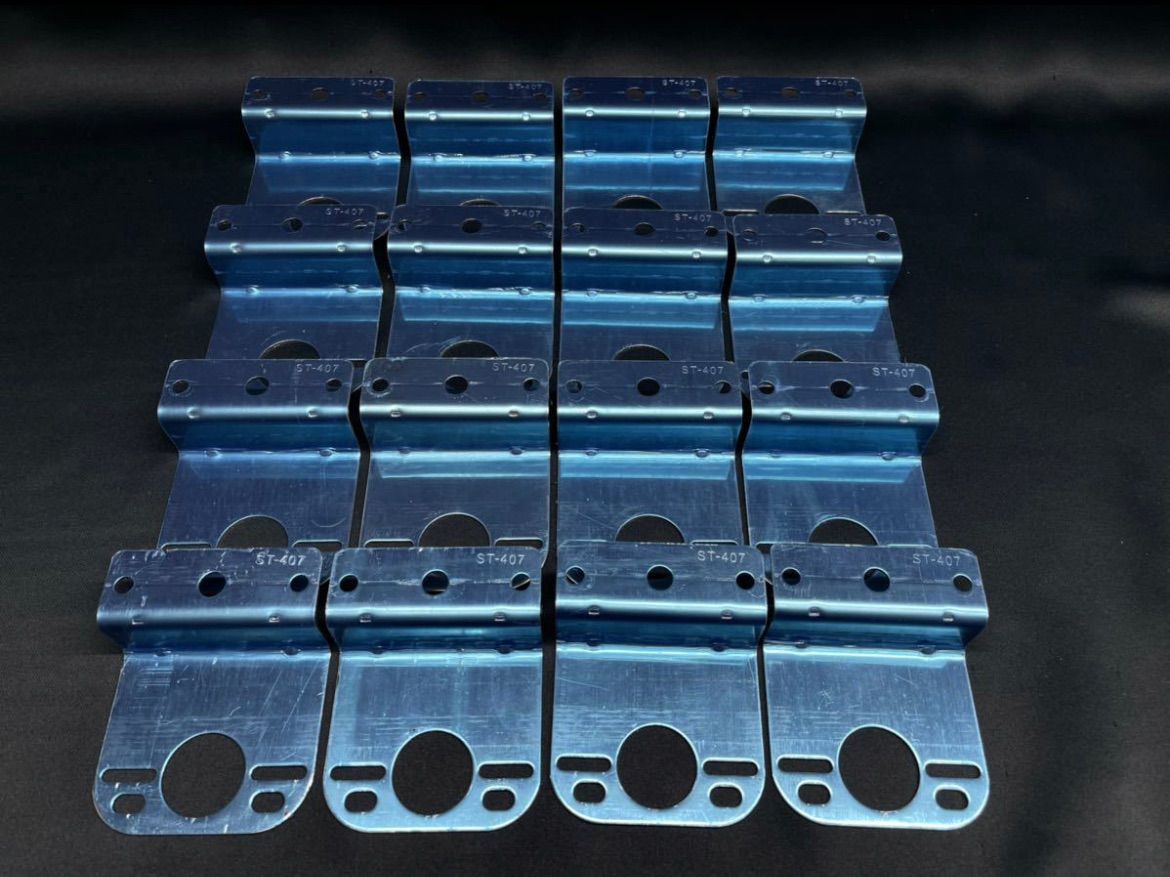 商品詳細 □角マーカー L型 2連取付ステー ・縦約：10.4cm ・横約：9.5