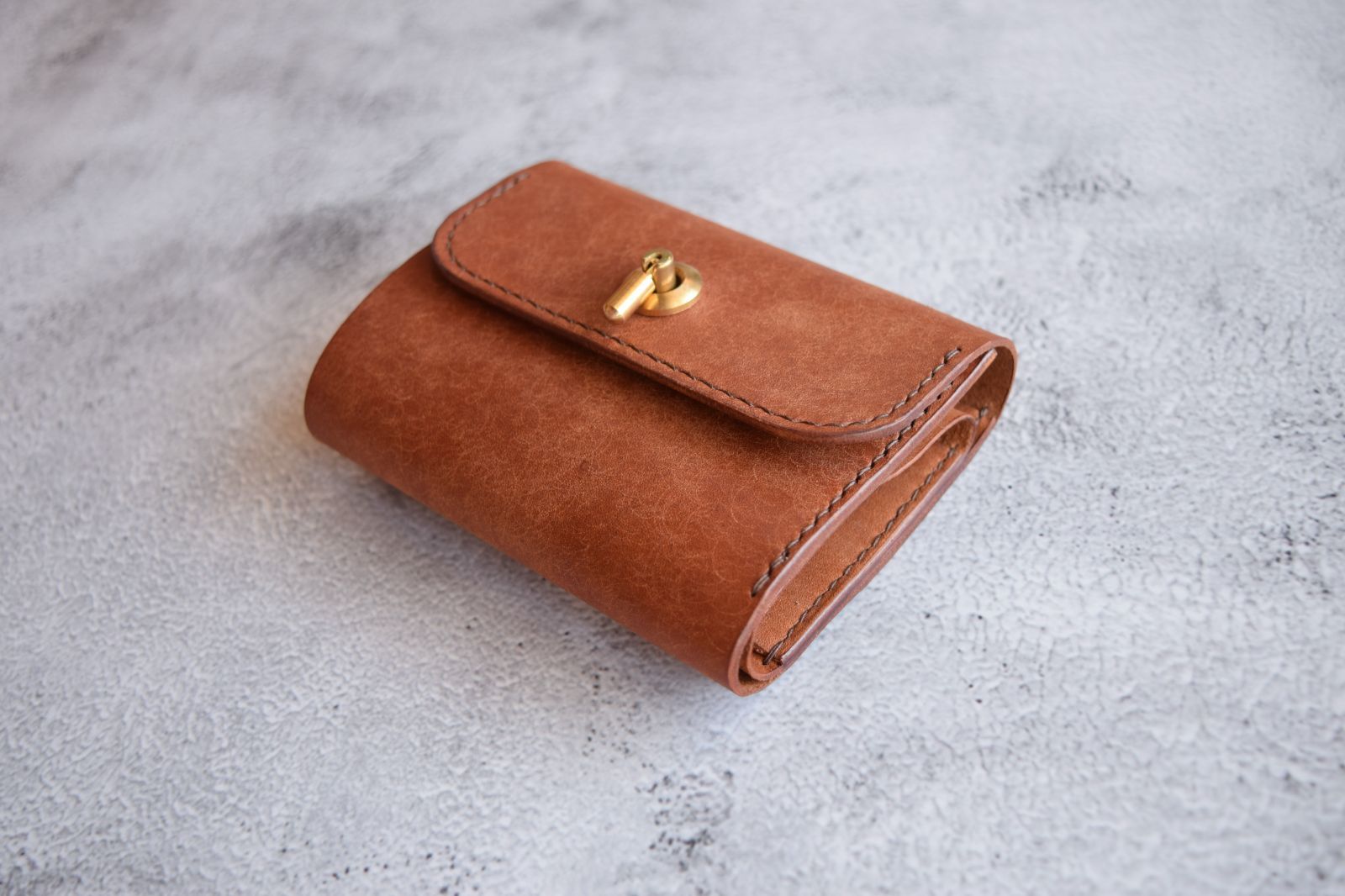 三つ折り財布 本革 ｲﾀﾘｱﾝﾚｻﾞｰ オコシ金具 Brown ブラウン