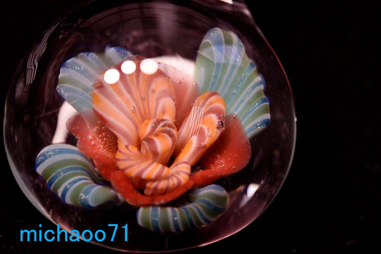 フラワー ガラスのペンダントトップ (12094-P21)GLASS FLOWER 透き通ったガラスの中に作咲く花＃ガラスアクセサリー　＃ハンドメイド　＃フラワーペンダント　＃ガラス工芸
