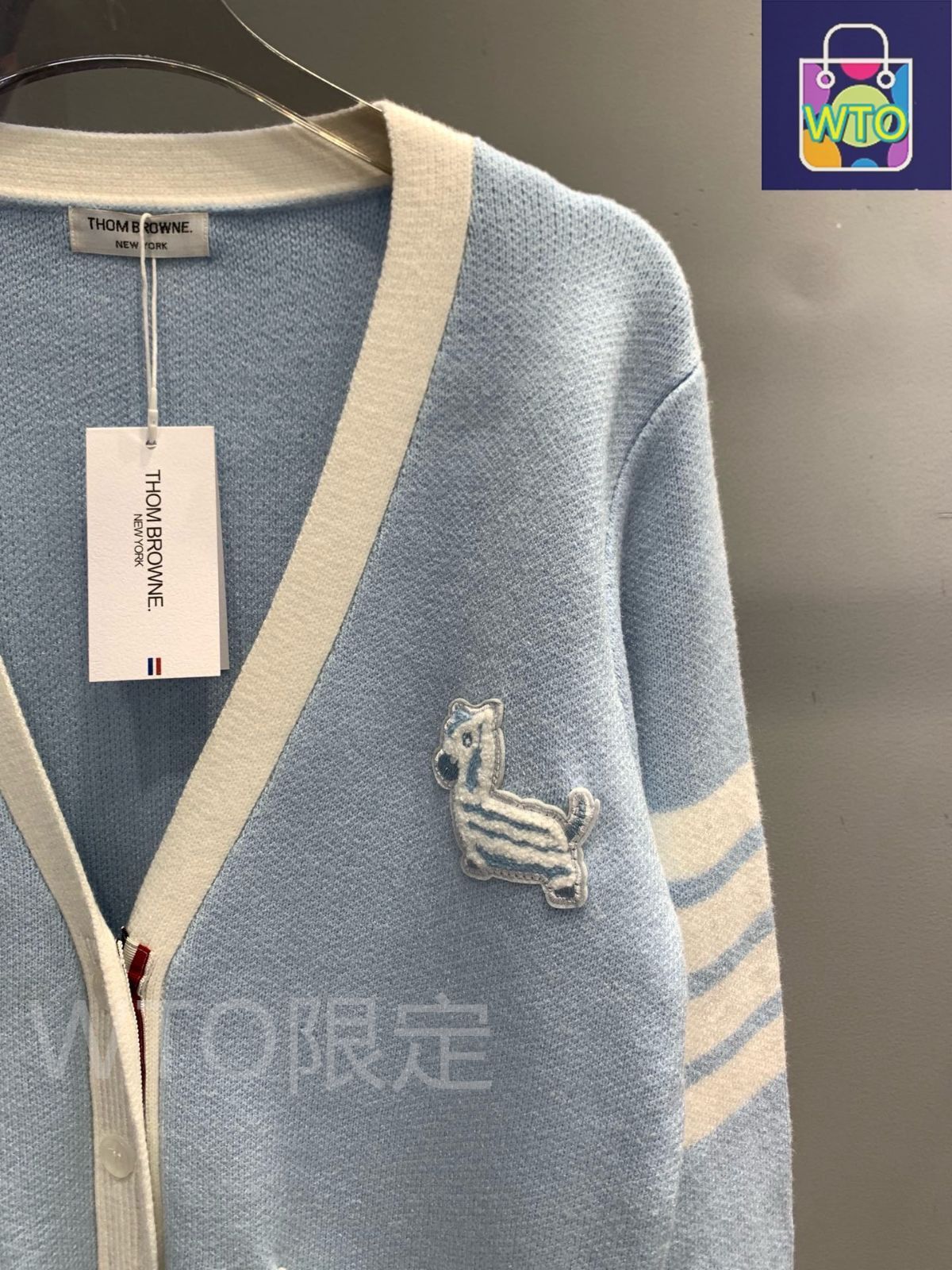 THOM BROWNE グラフィック刺繍Vネックカ【関税込】 三越伊勢丹 | THOM BROWNE/トムブラウン_women 通販 | COTTON V