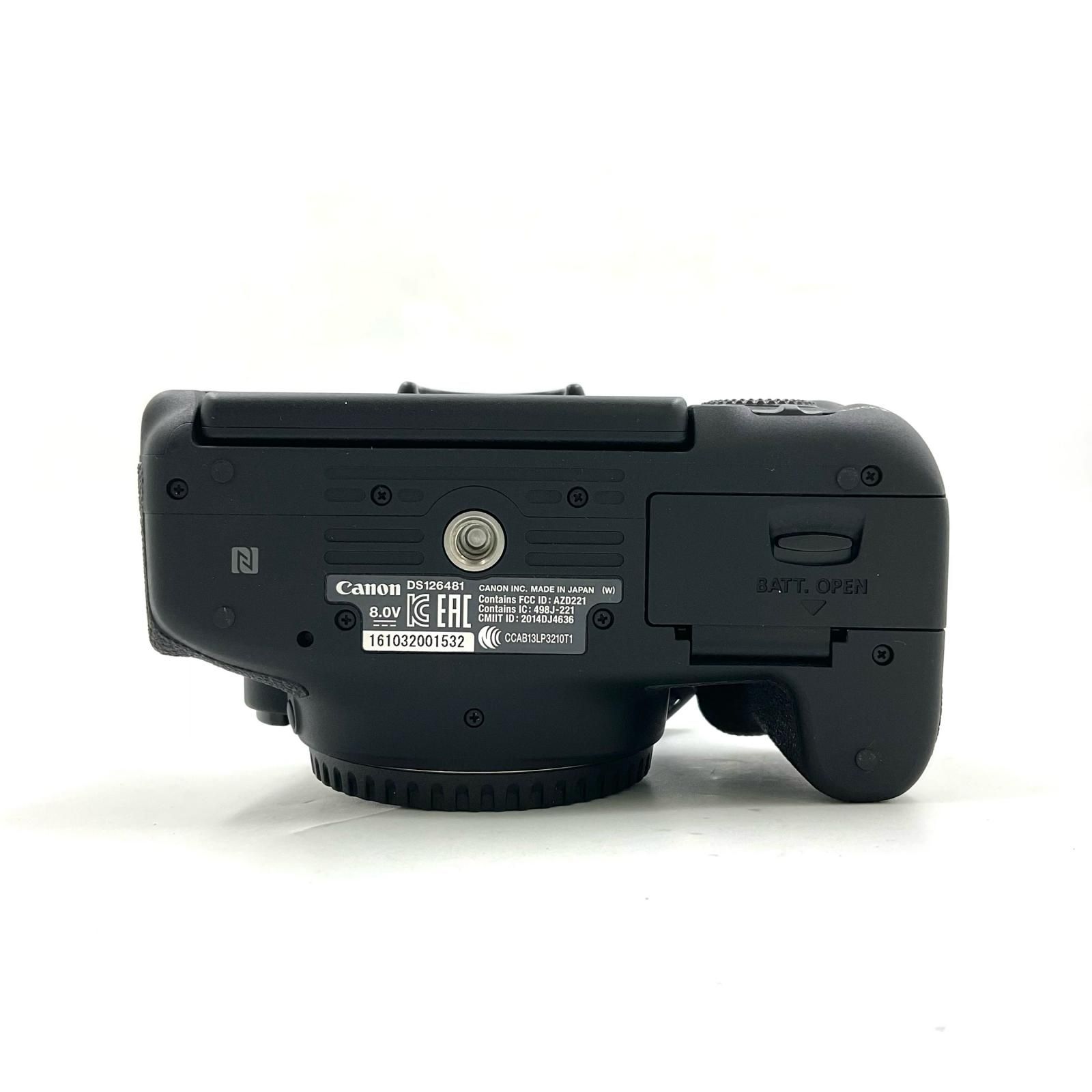 EOS 8000D