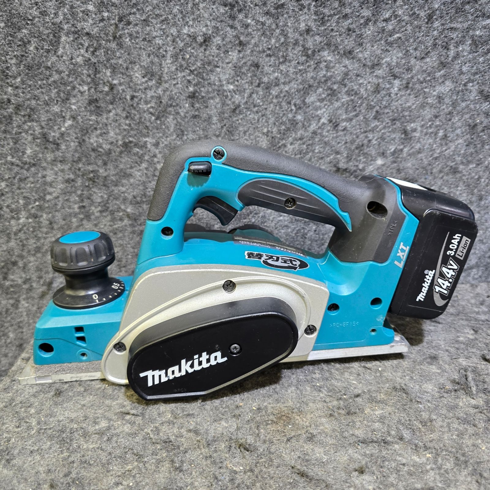 品 14.4V 3.0Ahバッテリ付き マキタ makita 14.4Vコードレスカンナ KP140DZ 桶川店