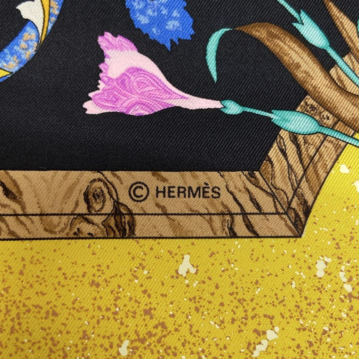 【ネット限定】 HERMES エルメス スカーフ カレ90 黒×イエロー×マルチ PiERRES d ORiENT et d OCCiDENT 東洋の石と西洋の石細工