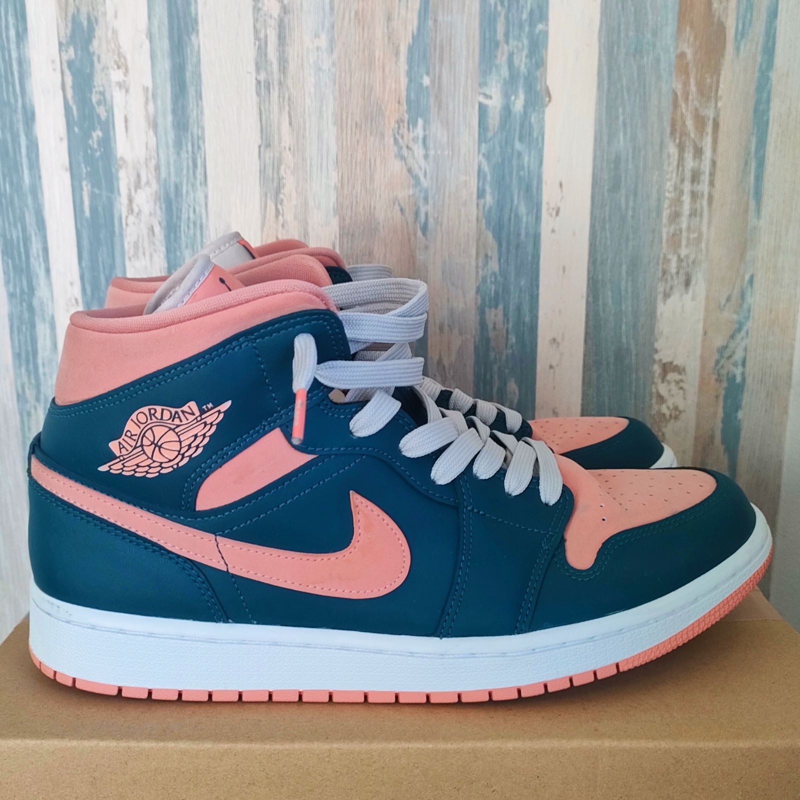 週末限定!!最終値下げ】【24時間以内発送】Nike WMNS Air Jordan 1 Mid 
