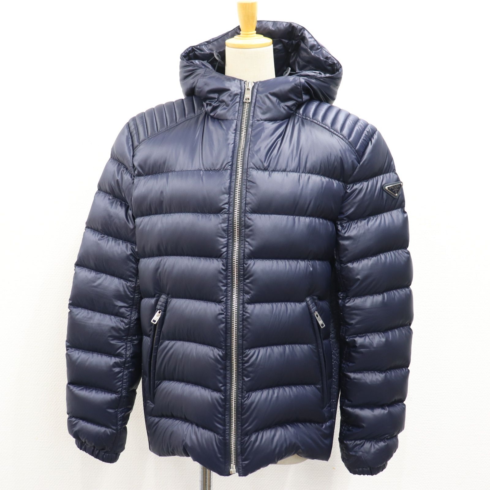 ITUJ8ZAPF51L 美品 国内正規 PRADA プラダ ダウンジャケット メンズ RFID ネイビー 紺色 サイズ52  アウター ロゴプレート