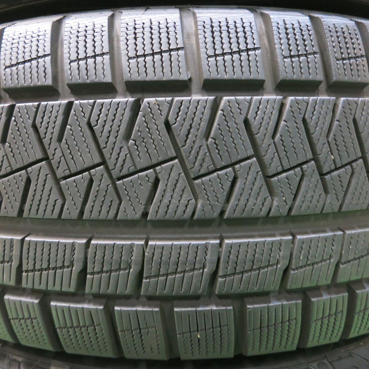 送料無料*バリ溝！キレイ！9分☆スタッドレス リズミカル 215/60R17 