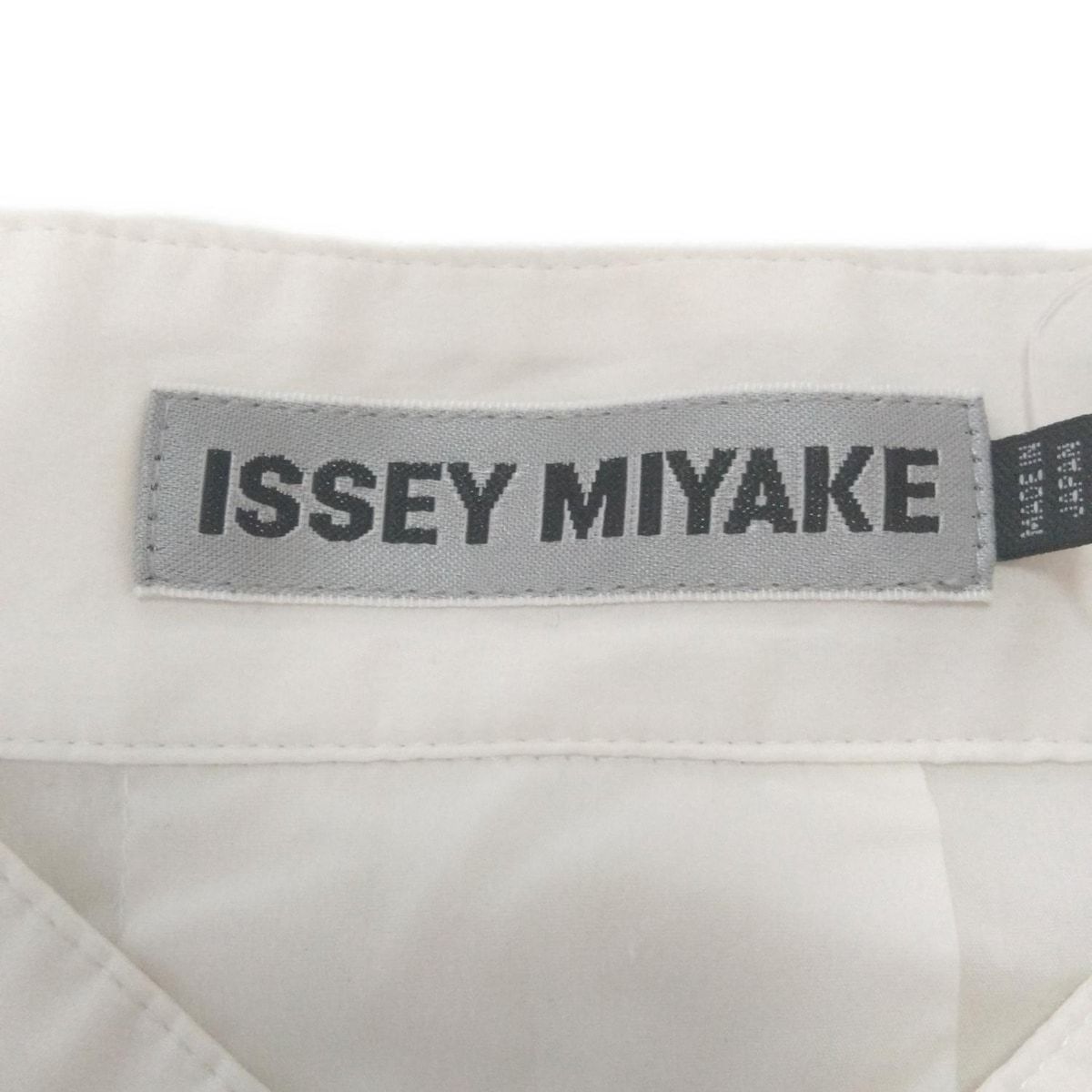 $ イッセイミヤケ 刺繍入りホワイト長袖シャツ サイズ2 イッセイミヤケ 刺繍入りホワイト長袖シャツ サイズ2 - メルカリ