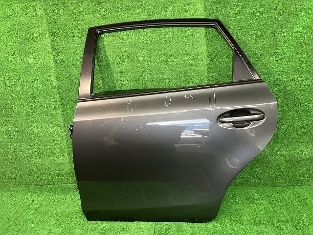 プリウスα ZVW41W 左リアドア S 5人 ニホンイタ M31Q8 67004-47180 1G3