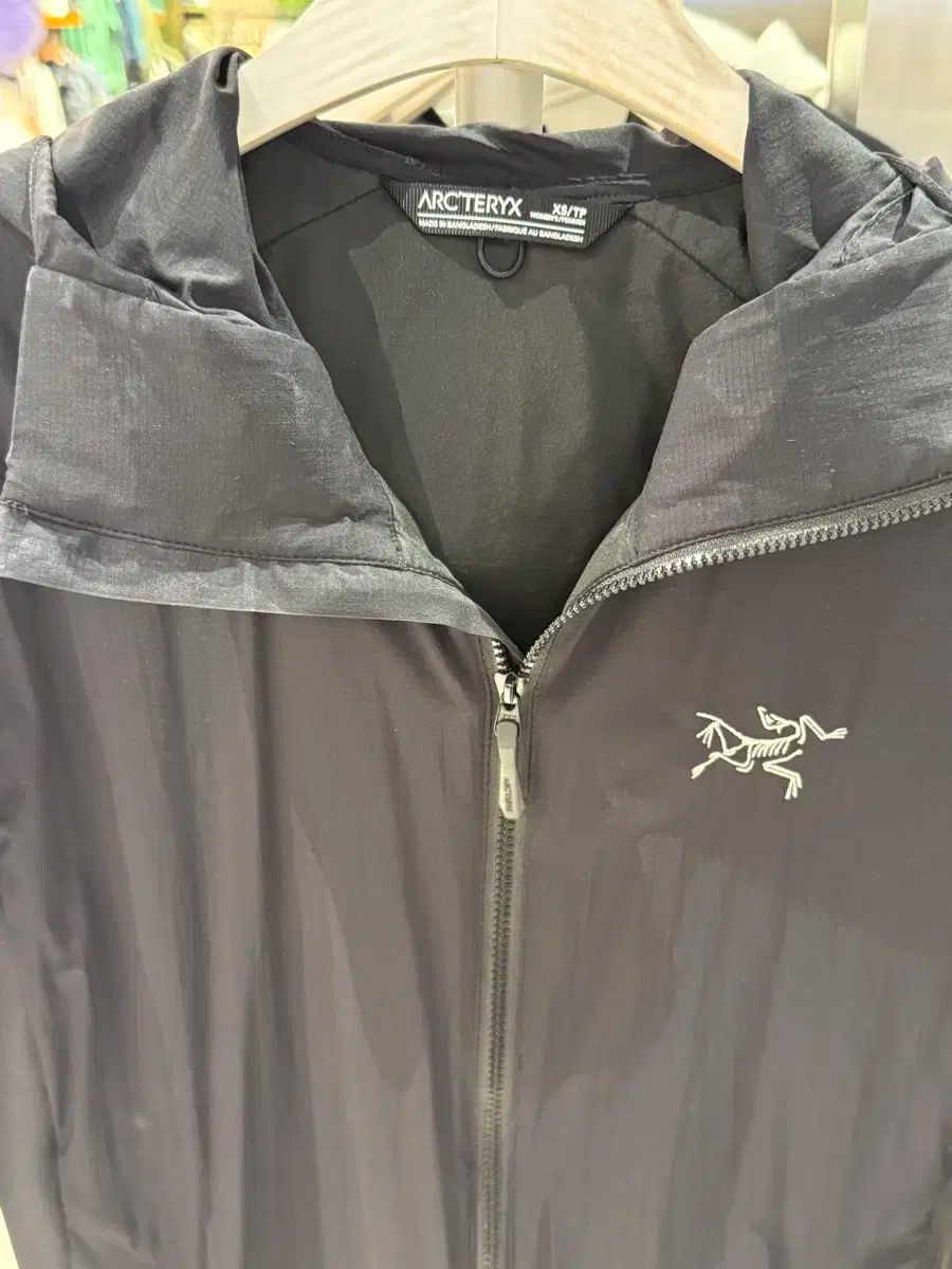 ARC TERYX アークテリクス Atom アトム ライトウェイト 軽量 フーディー パーカー レディース ブラック