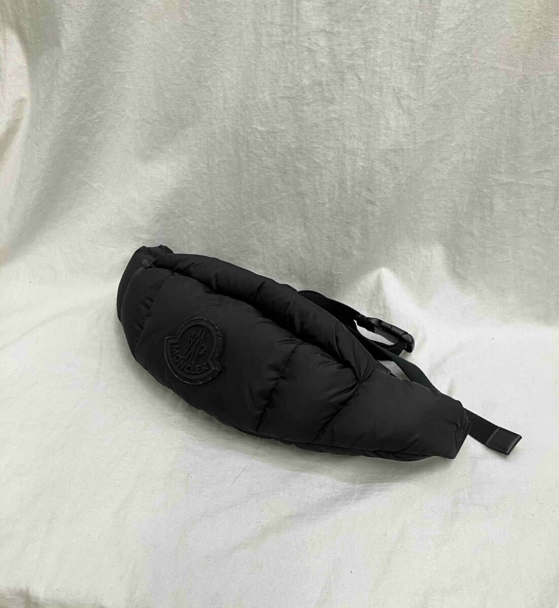 MONCLER モンクレール ボディバッグ ウエストバッグ ショルダーバッグ ブラック 黒 ナイロン ダウン ロゴ