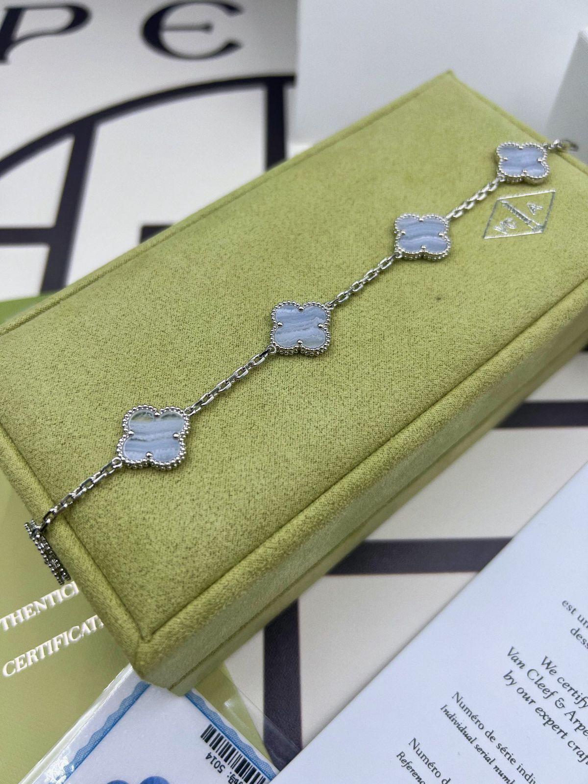 クローバーブレスレット　カルセドニー Van Cleef & Arpels] ヴァンクリーフ＆アーペル 四つ葉の