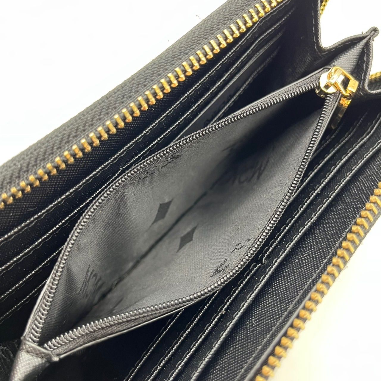 美品】 MCM エムシーエム 長財布 ブラック 黒色 ロゴプレート ゴールド 
