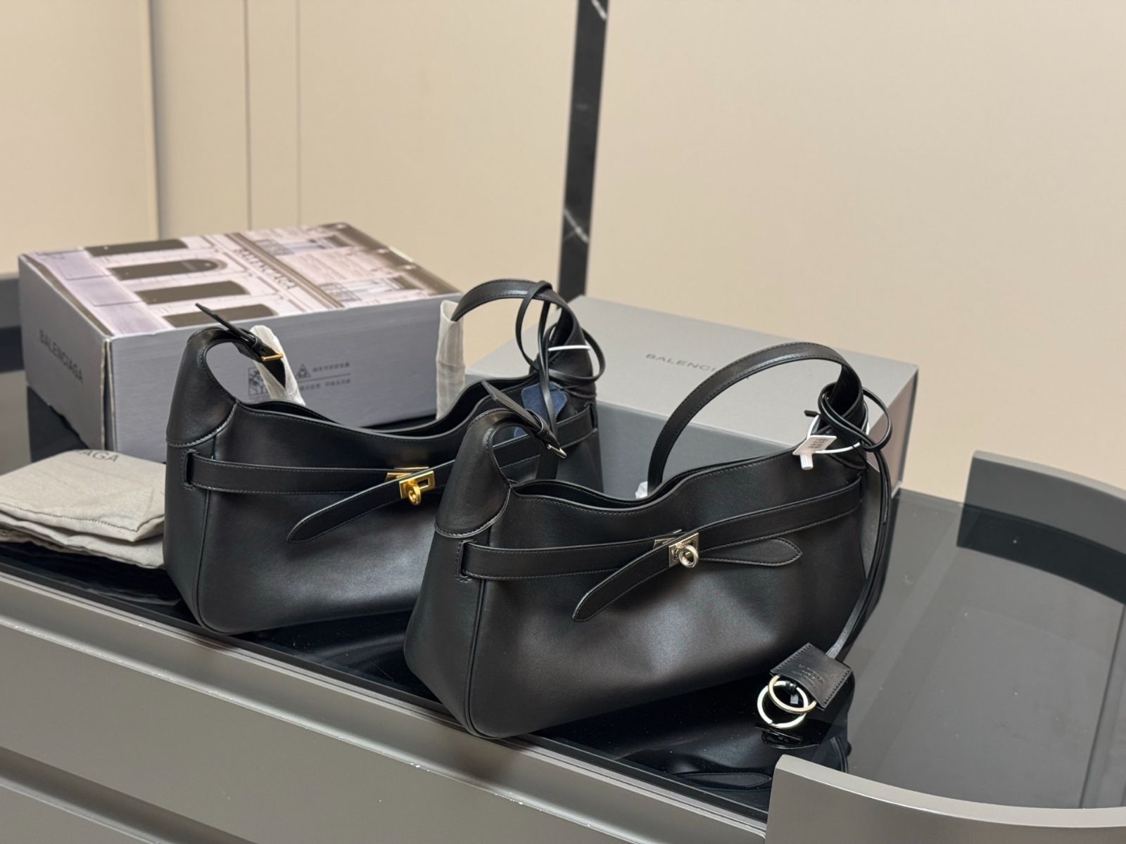 今日 Balenciaga 新横型アンダーアームバッグ 34.16cm ?ブラック＆ホワイト × 角ボタン五金のレトロな魅力?