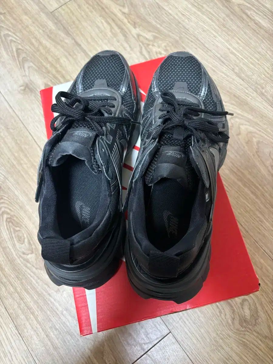 NIKE(ナイキ) V2K ラン 黒 出品