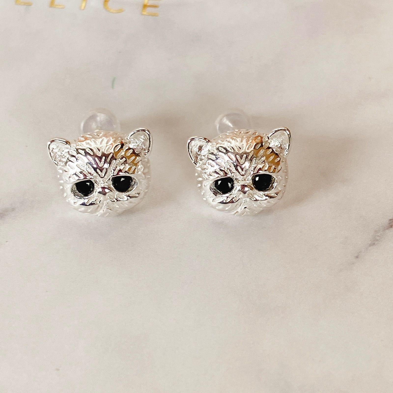 可愛い♡玉乗り傘猫ピアス 新品 黒猫傘ピアス - メルカリ