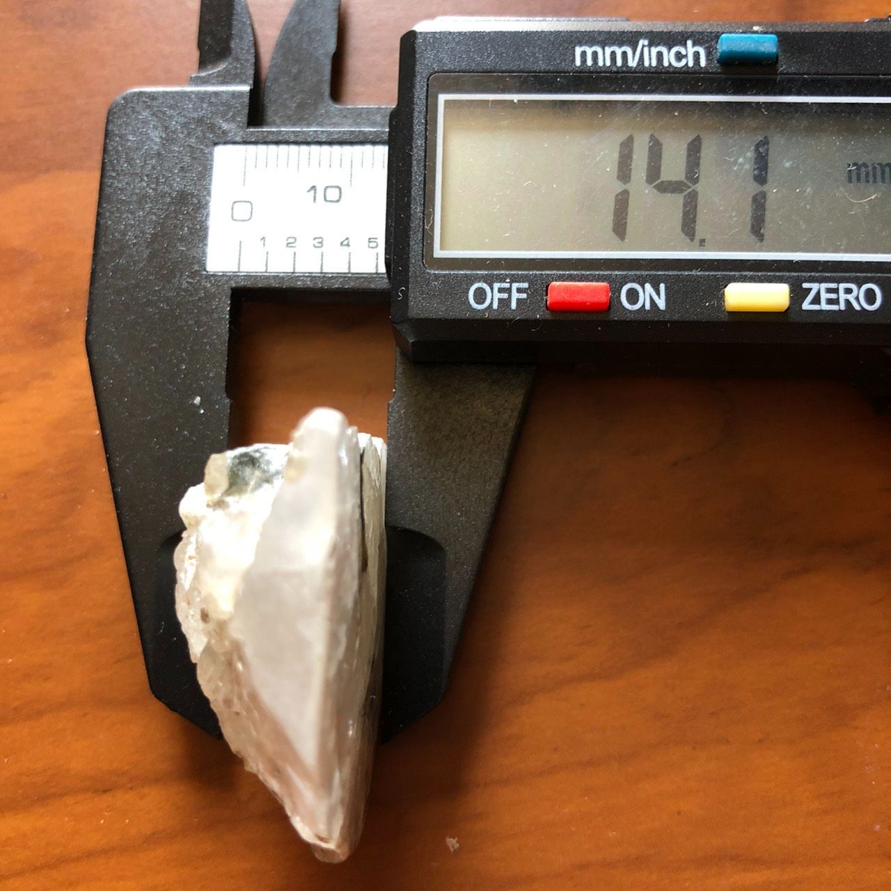 25.67g 激レア フェナカイト 原石 虹入り ロシア産 (約128ct