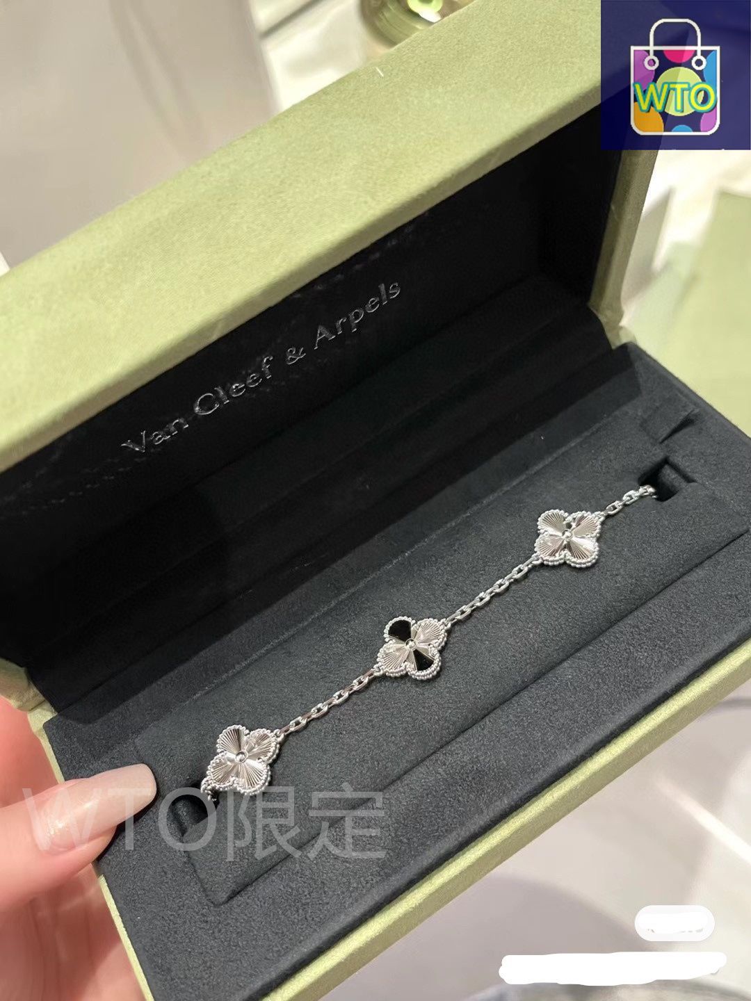 新品　Van Cleef & Arpels 四つ葉ブレスレット カルセドニー Van Cleef & Arpels] ヴァンクリーフ＆アーペル 四つ葉のクローバー