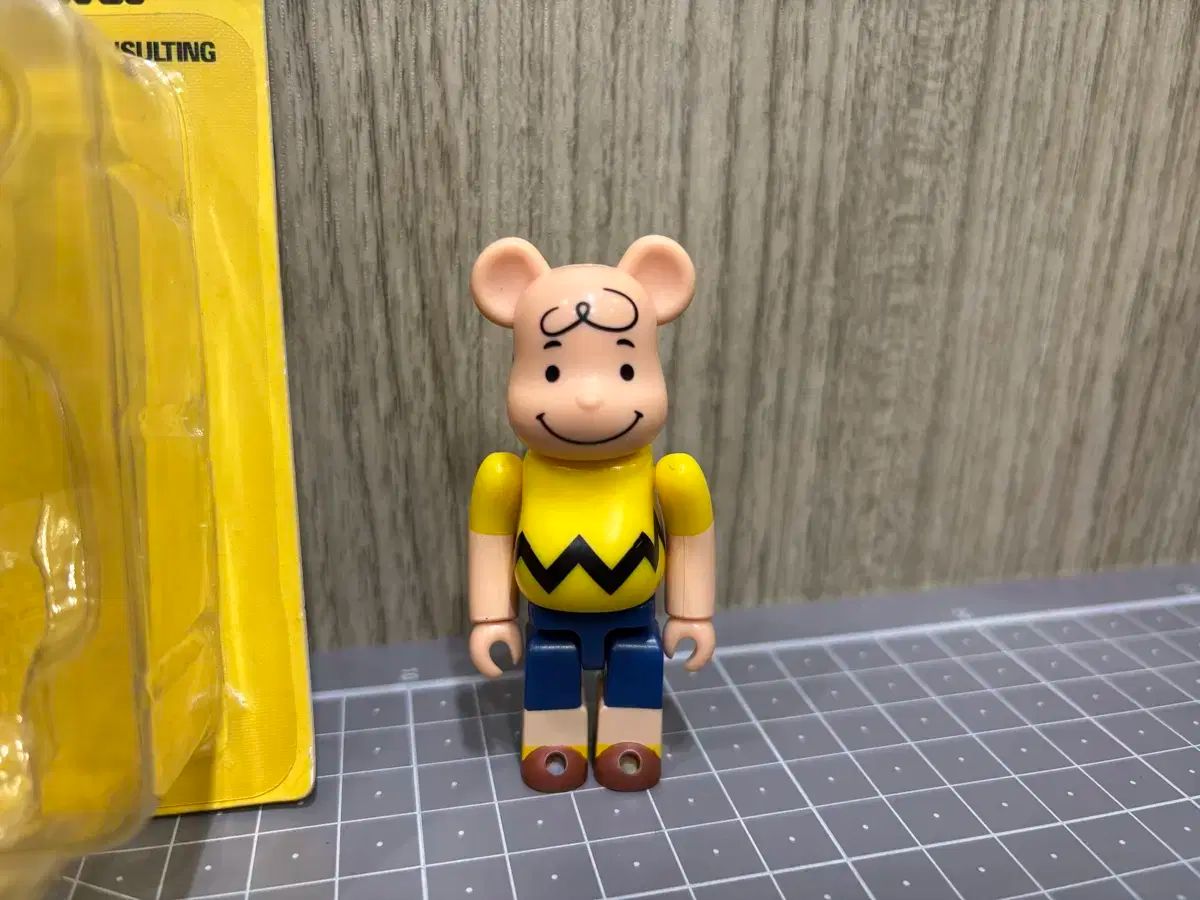 未開封　チャーリー・ブラウン　100%　ベアブリック チャーリー ブラウン BE@RBRICK(ベアブリック) 100 % - メルカリ