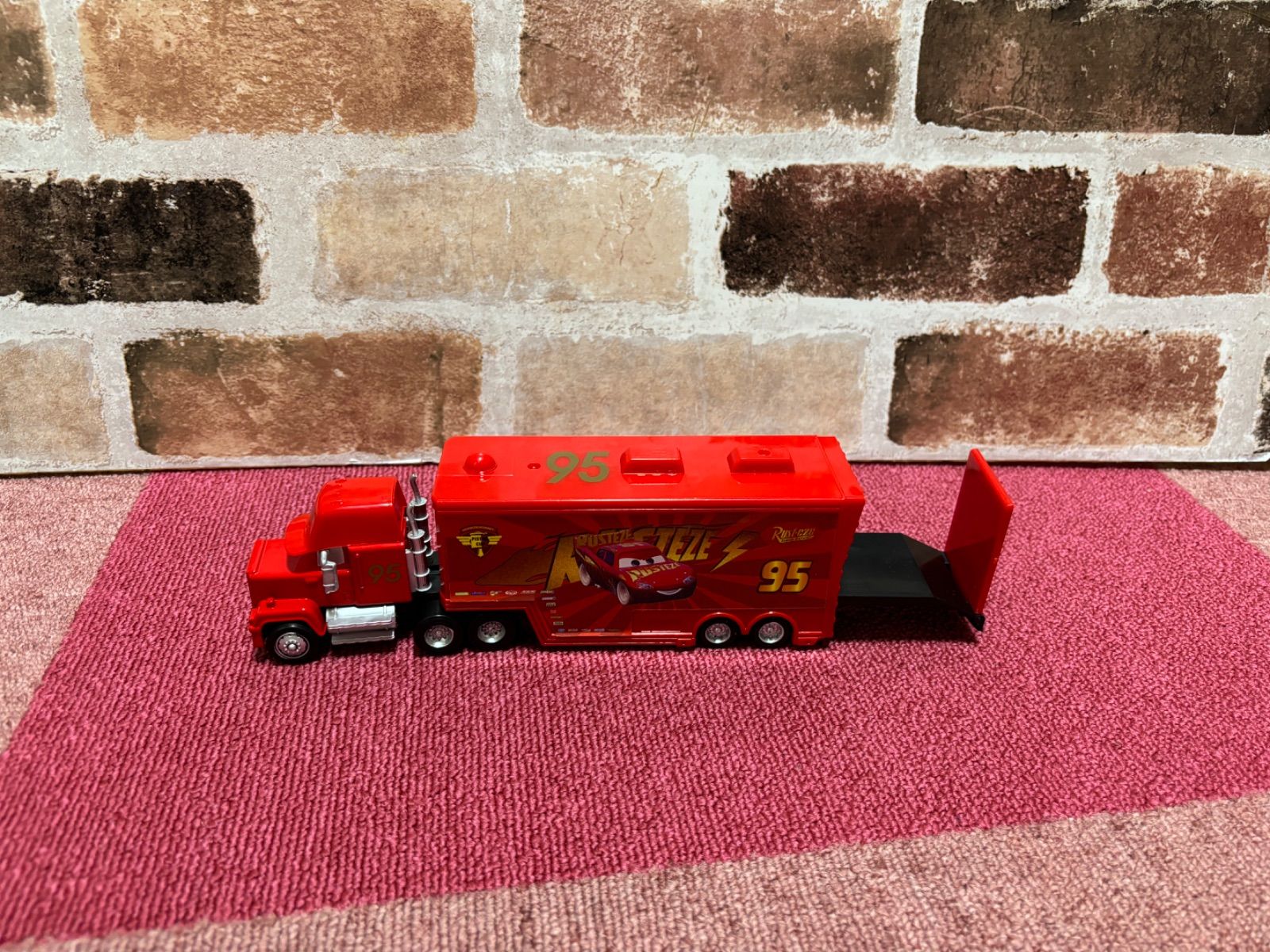 限定出品　ディズニー　カーズ　マックトラック トレーラー  6台セット 限定出品 ディズニー カーズ マックトラック トレーラー 6台