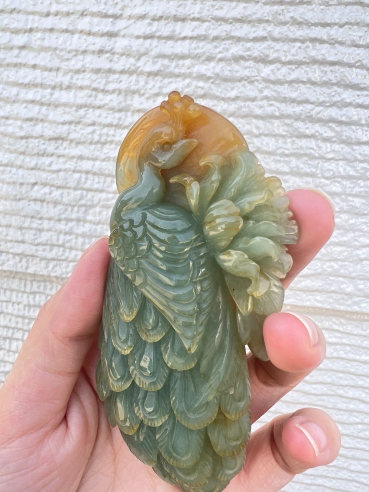 天然岫岩玉 クジャク 彫りペンダン 花玉 精工彫刻 - メルカリ