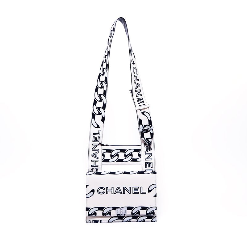 CHANEL シャネル ショルダーバッグ 布 グラフィック ロゴ - メルカリ