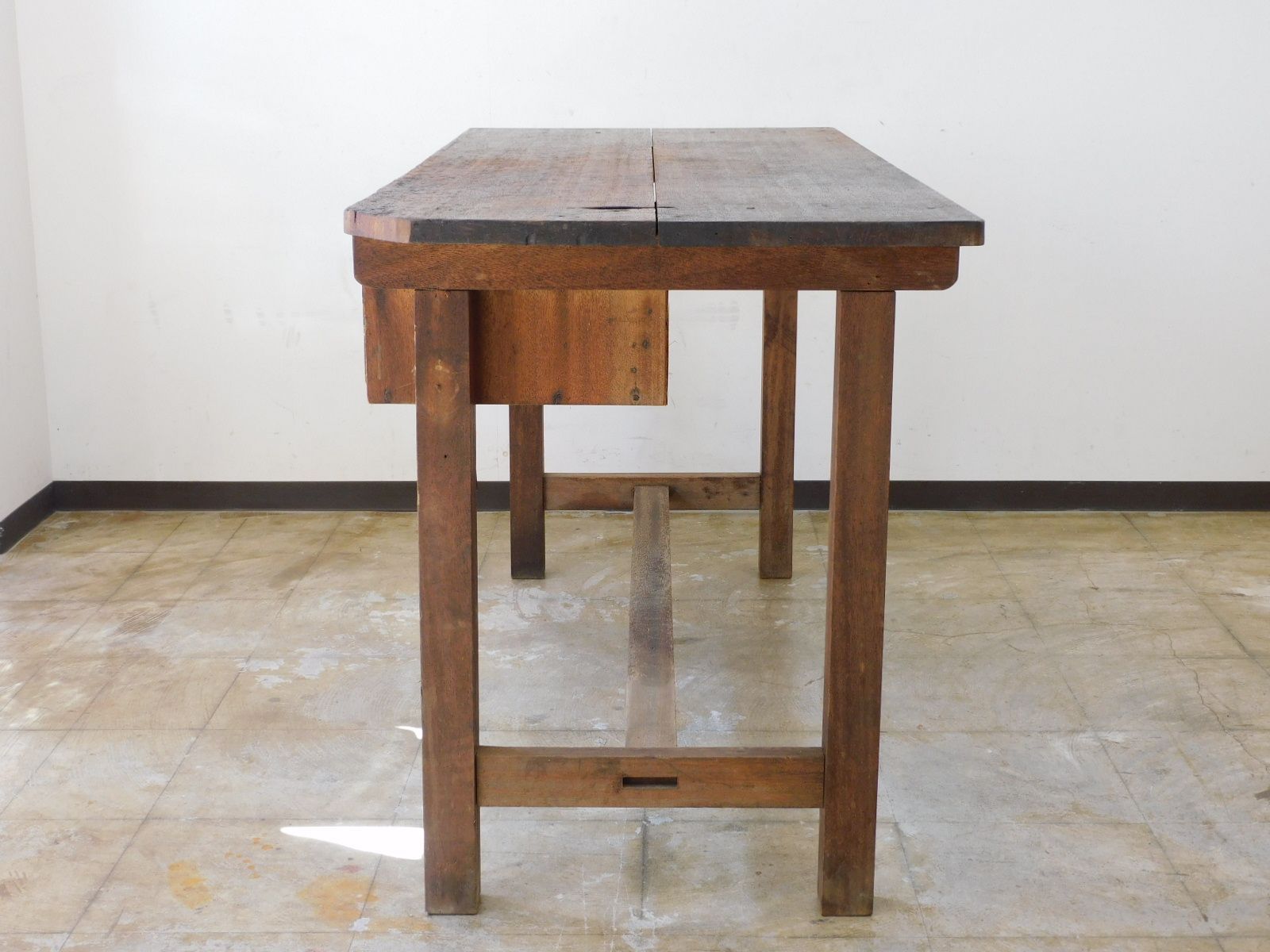 【人気おしゃれ】 ふるい木味 作業台 W1520 D618 mm 引出し付き HK-a-05556 アンティーク 古道具 無垢材 カウンター 机 展示台 ぜひ当店へようこそ！