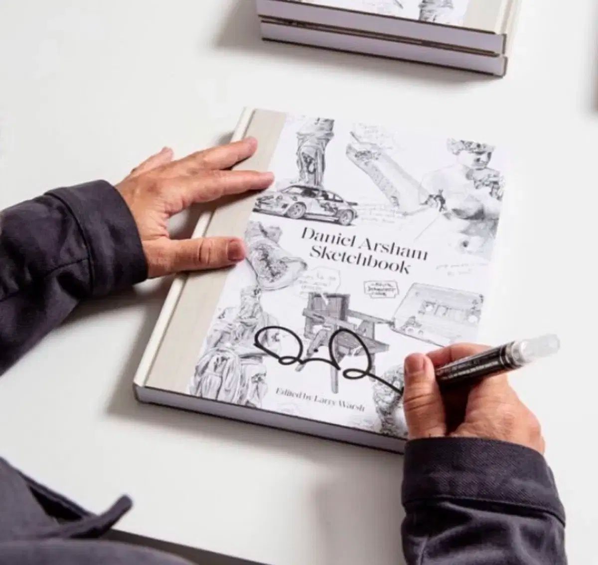 Daniel Arsham Sketchbook サイン入り 美術本 Daniel Arsham Sketchbook サイン入り 美術本