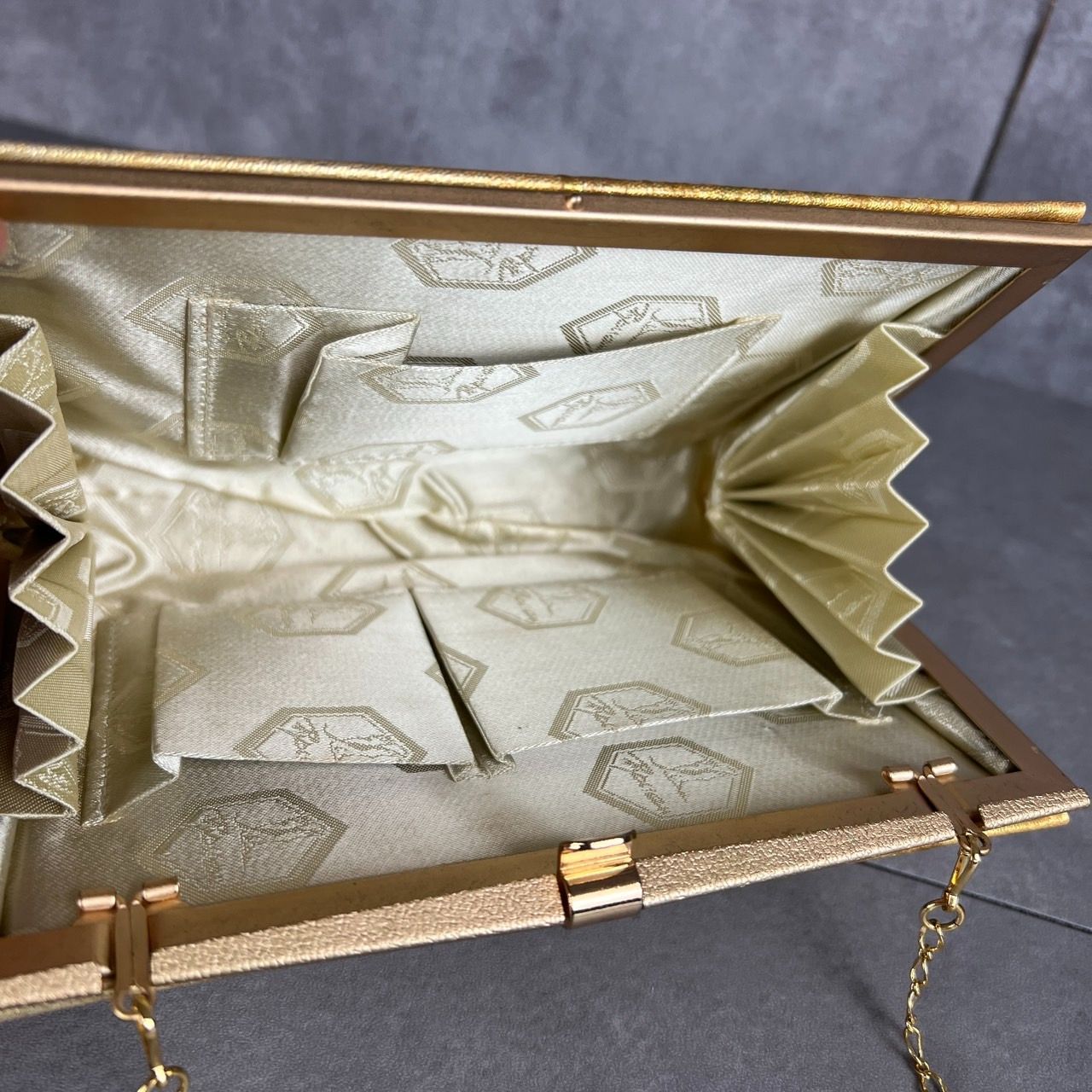 陶器 花瓶 格子模様 陶器製の格子模様の花瓶 陶器 花瓶 格子模様 Despots(デスポッツ