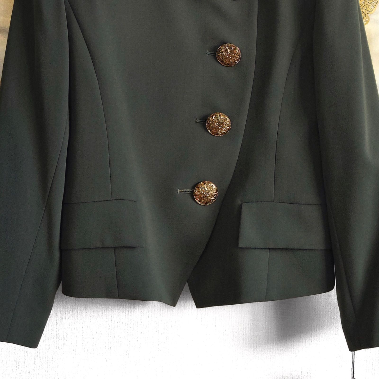 ノーカラージャケット新品 ノーカラーコート ショートジャケット 金釦 長袖 カーキ グリーン 深緑色