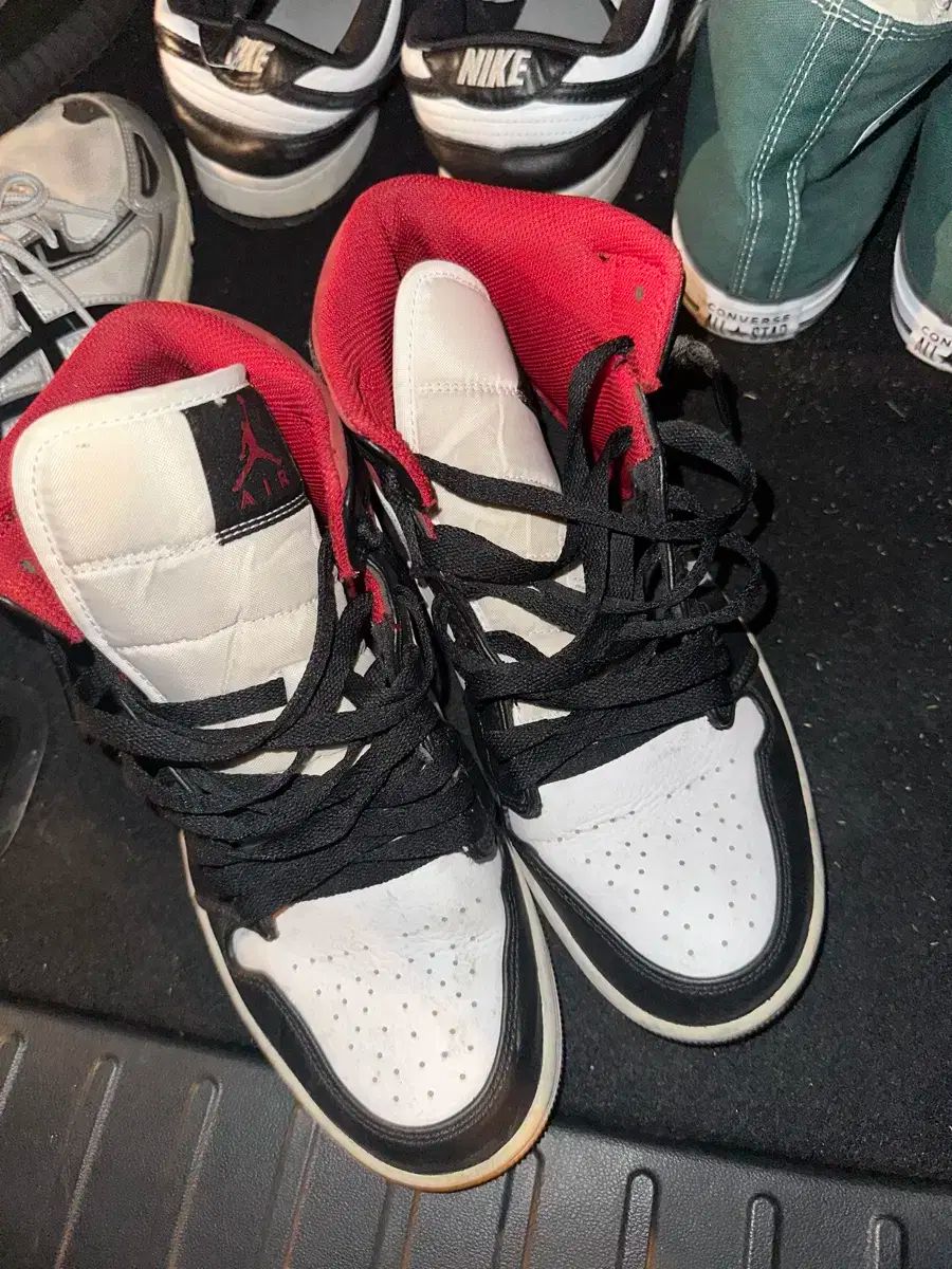 ジョーダン 1 ミッド ジムレッド 黒 白 260