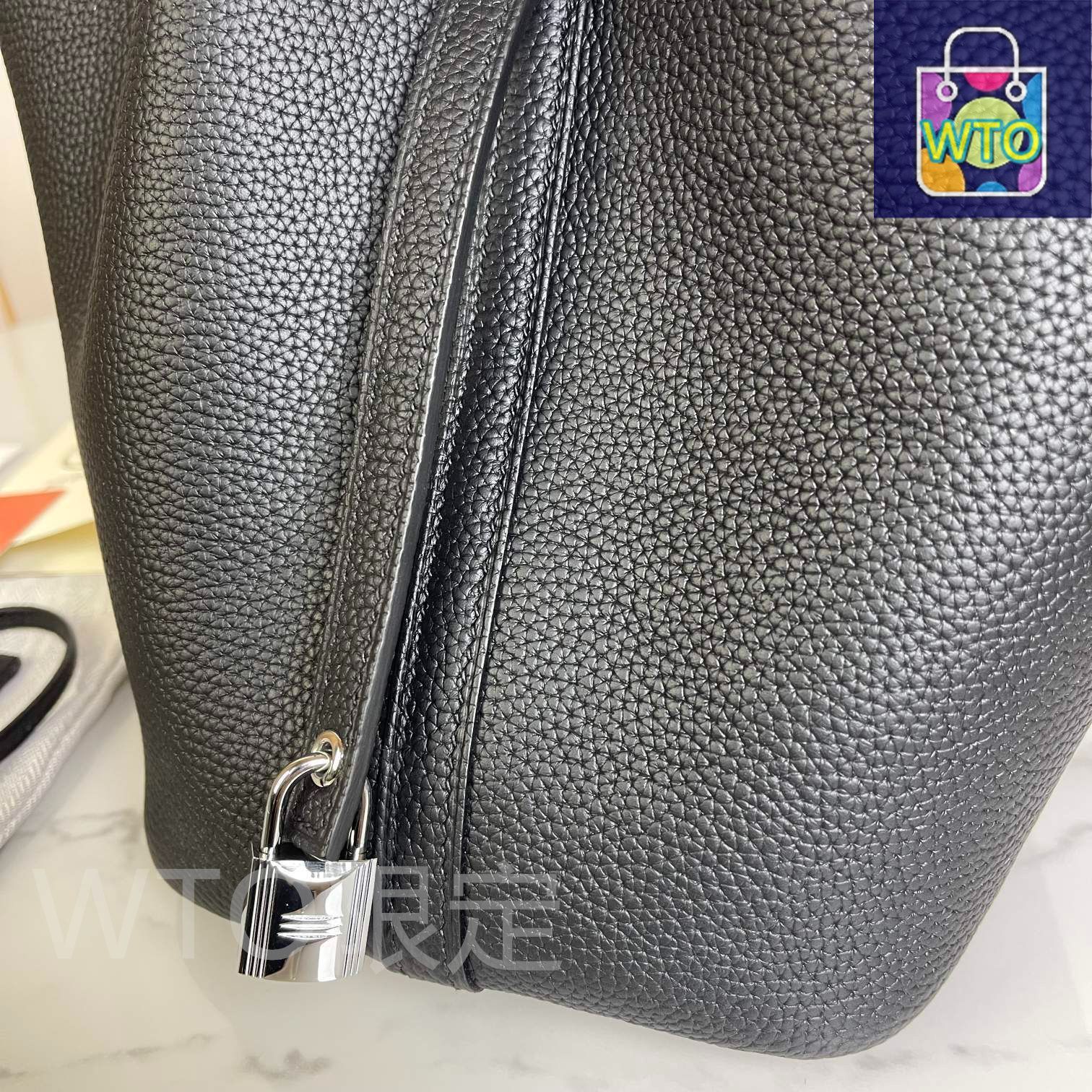 黒の女性用ハンドバッグ｜