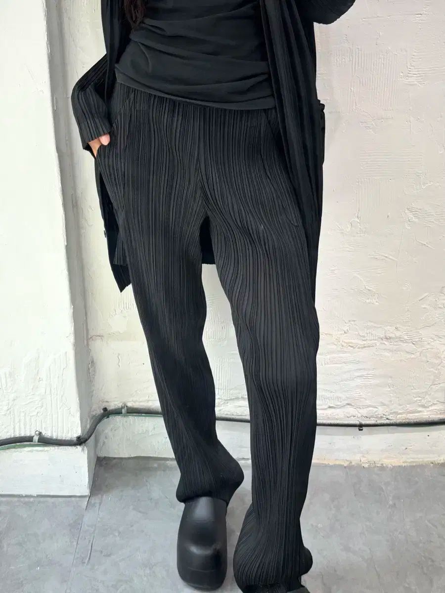 本日特別セール✨美品✨ISSEY MIYAKE ブラックプリーツパンツ ISSEY MIYAKE イッセイミヤケ PLEATS PLEASE プリーツパンツ